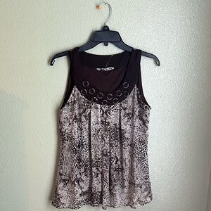 Medium size women’s sleeveless print top.  With decorative buttons to the front.